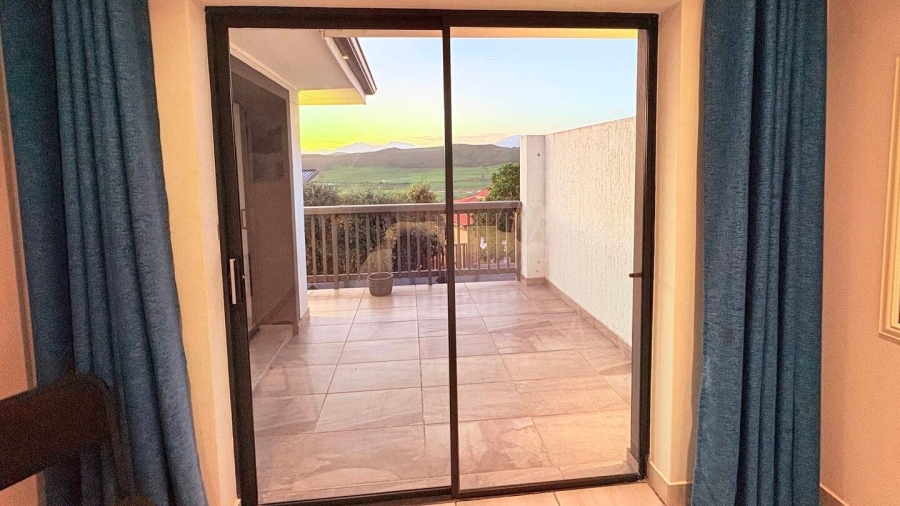 5 Bedroom Property for Sale in Reebok Western Cape